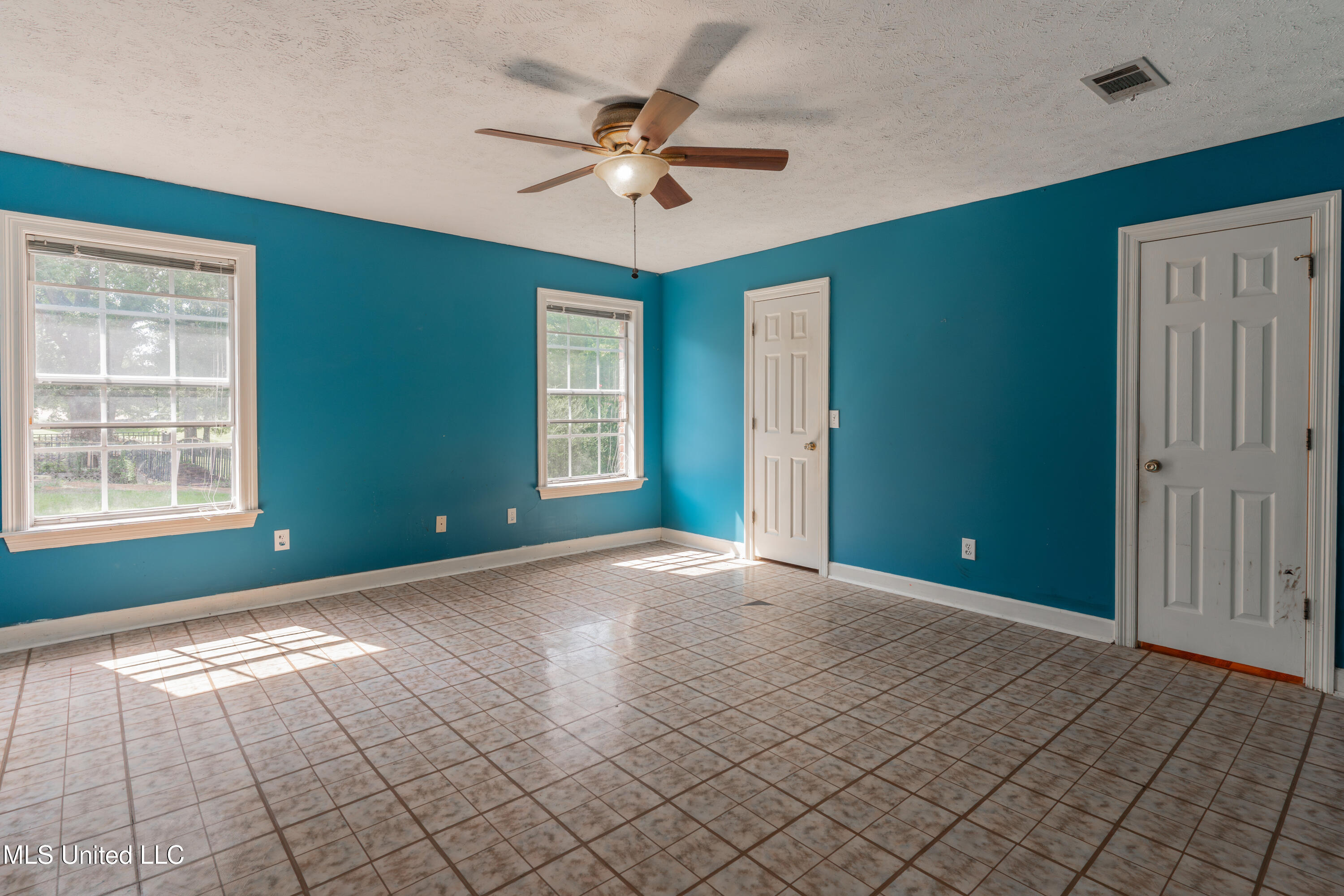 100 Green Oak Cove