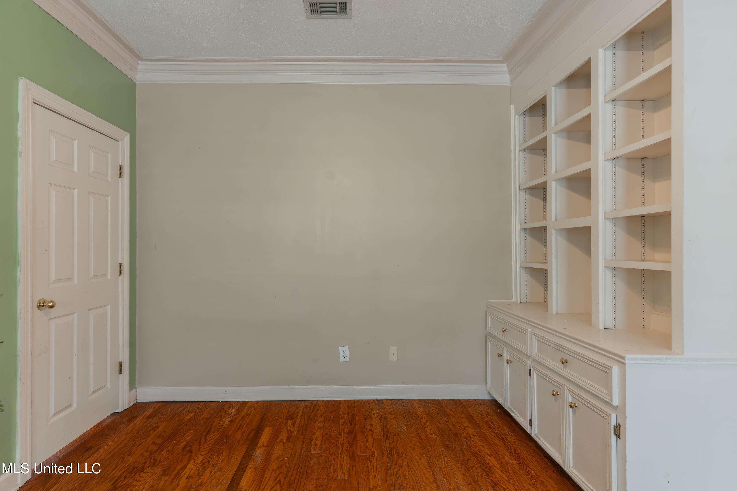 100 Green Oak Cove
