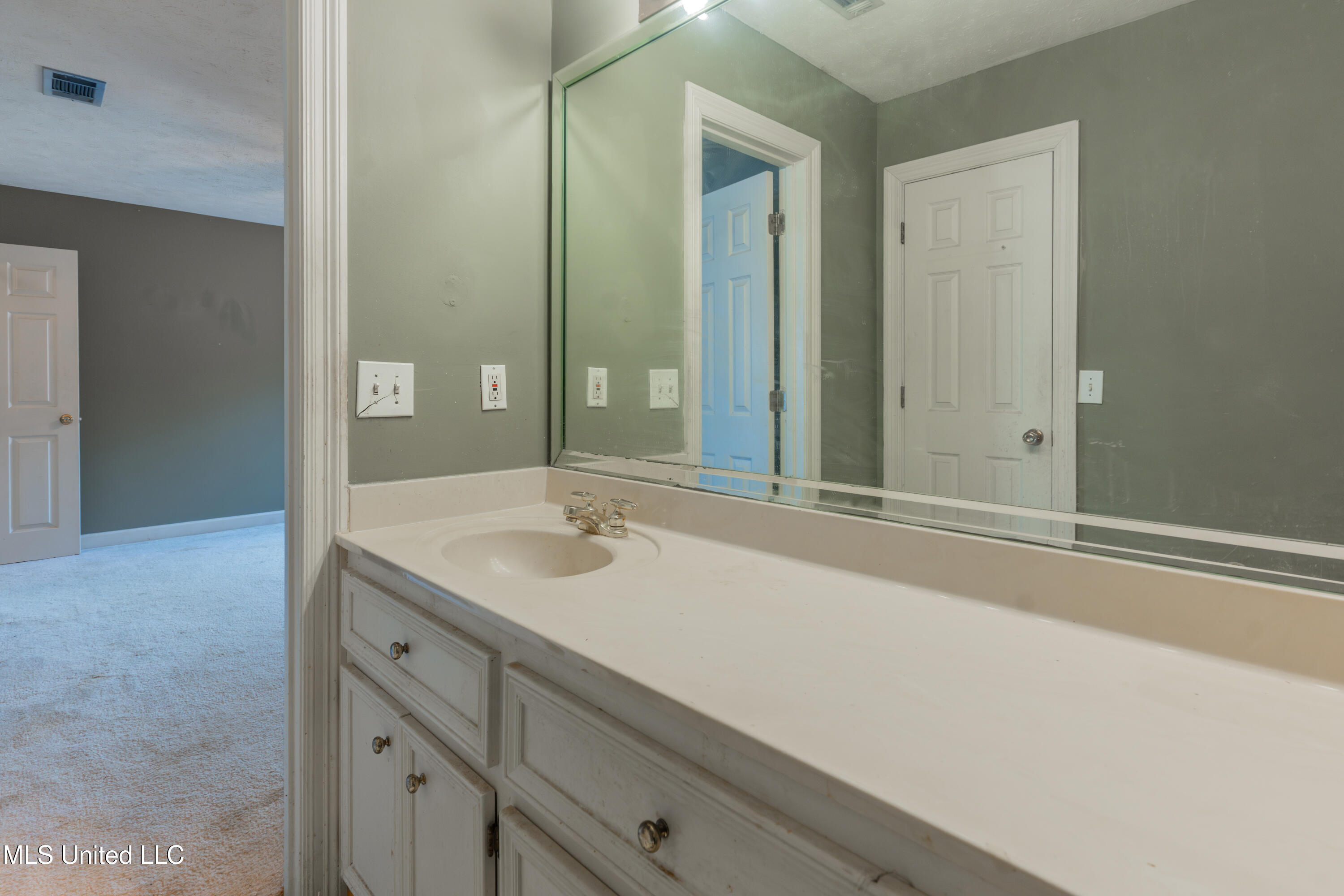 100 Green Oak Cove