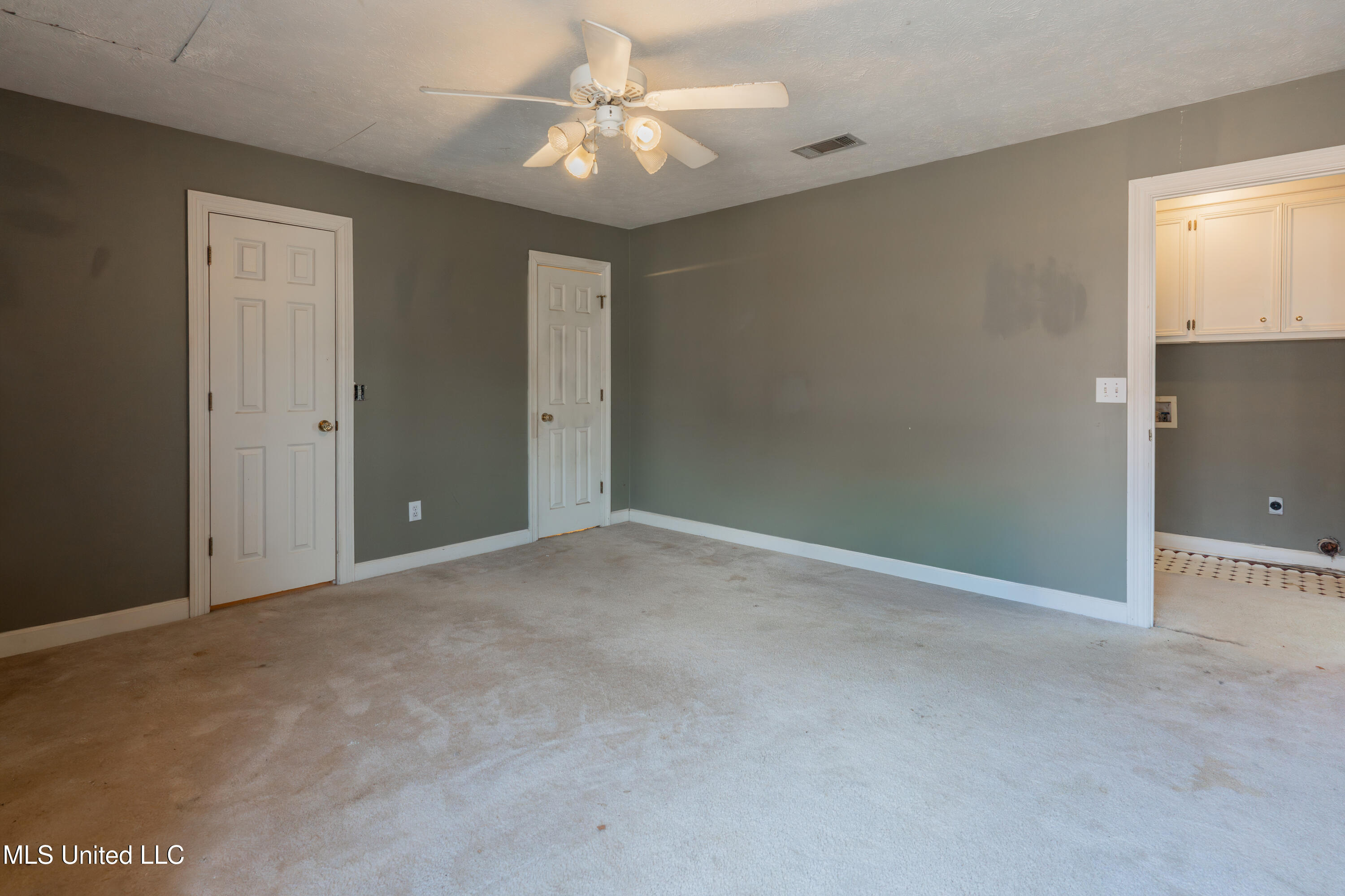 100 Green Oak Cove