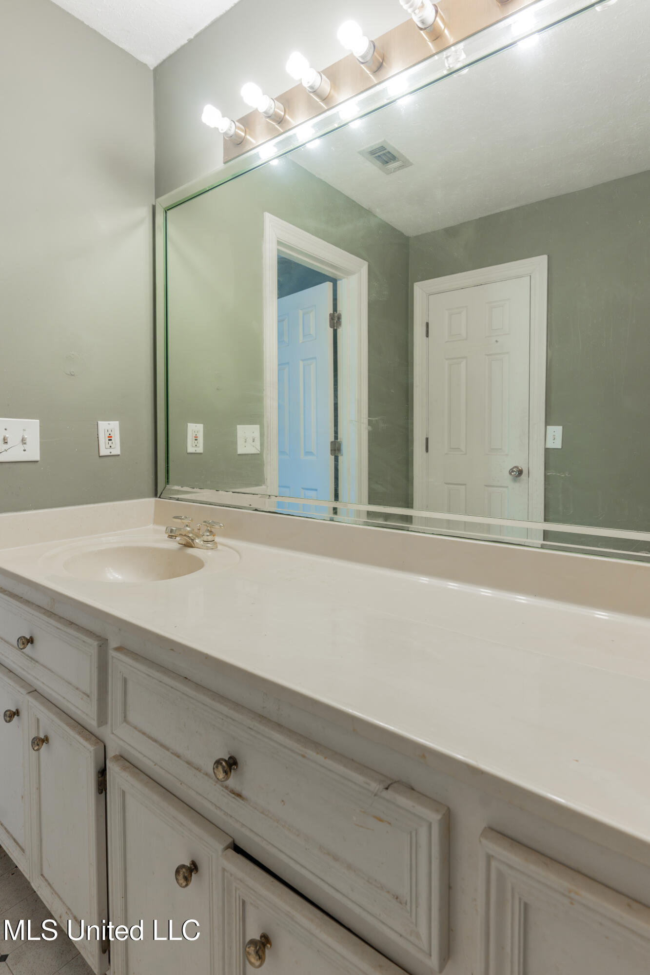 100 Green Oak Cove