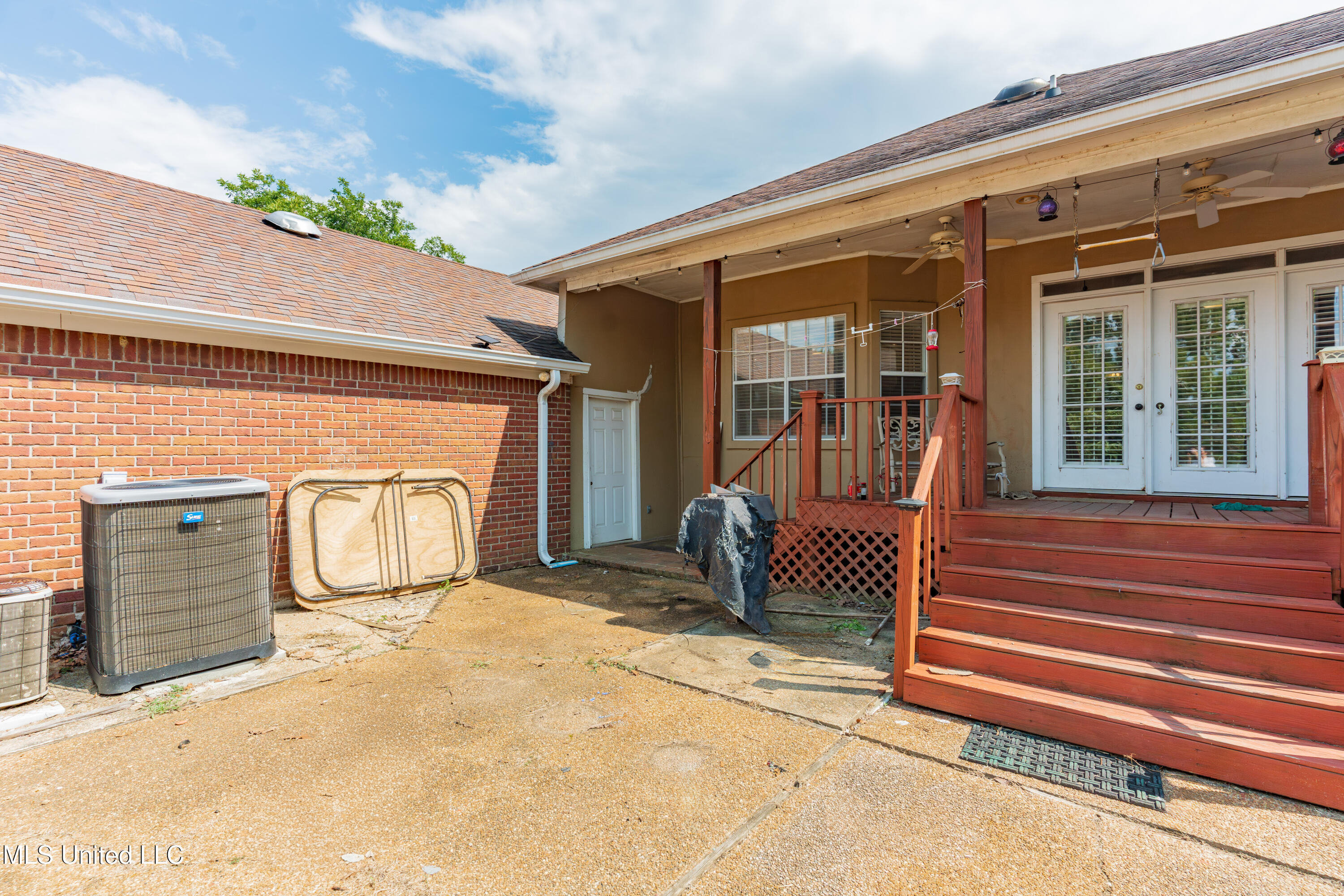 100 Green Oak Cove