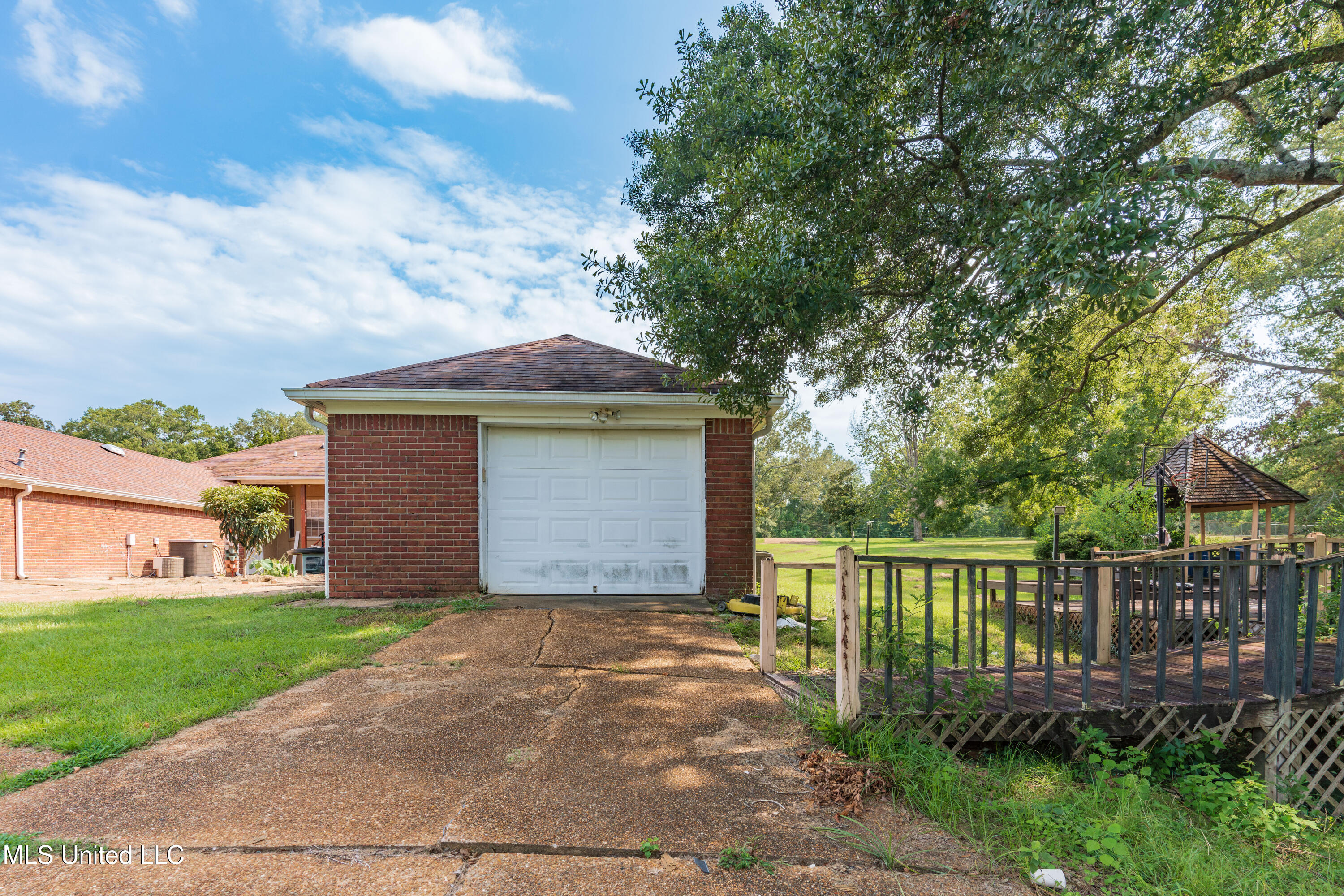 100 Green Oak Cove