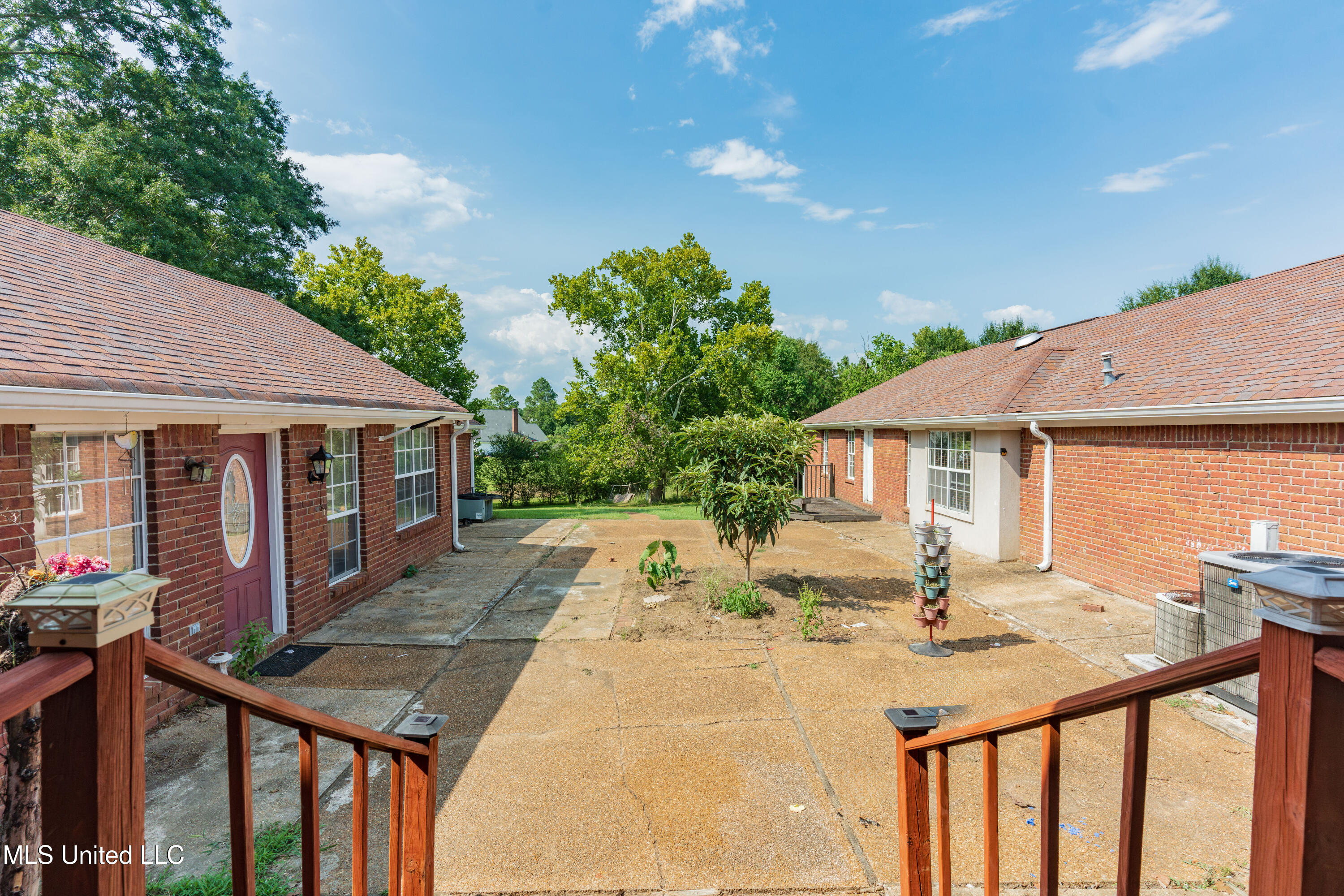 100 Green Oak Cove
