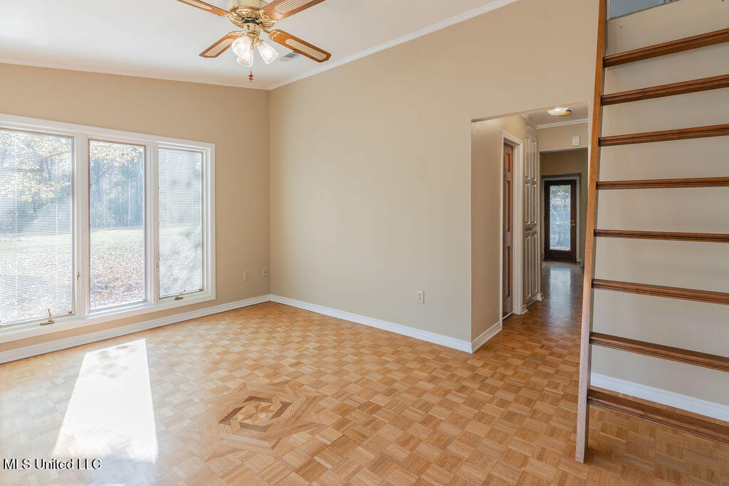 112 Tall Oaks Street