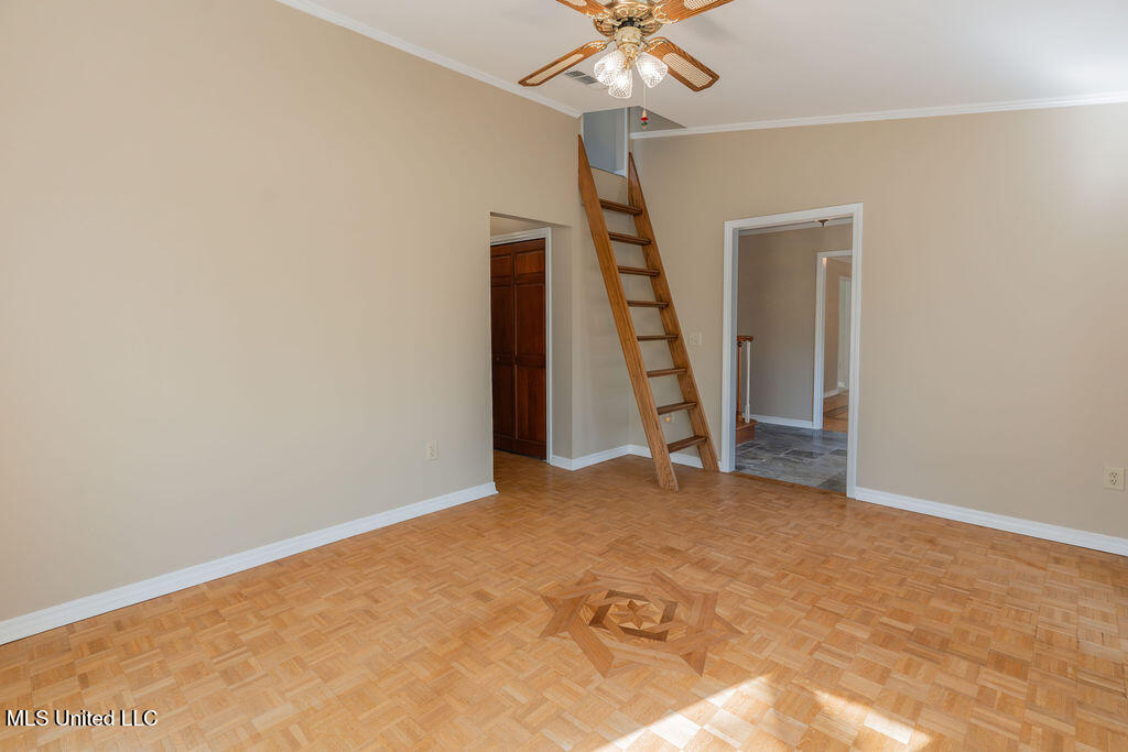 112 Tall Oaks Street