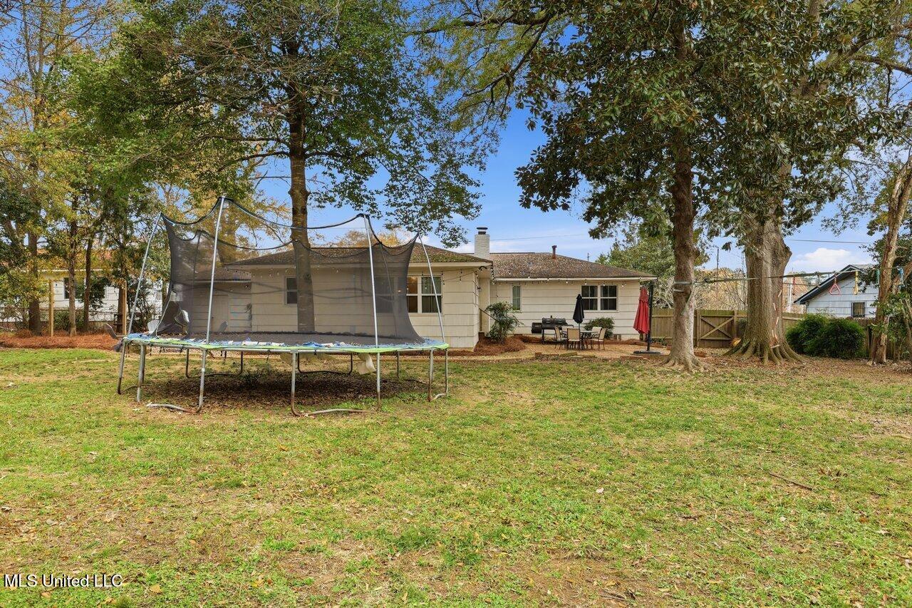 902 E College Street