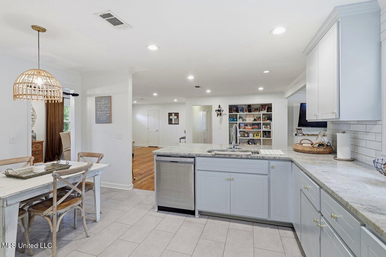 902 E College Street