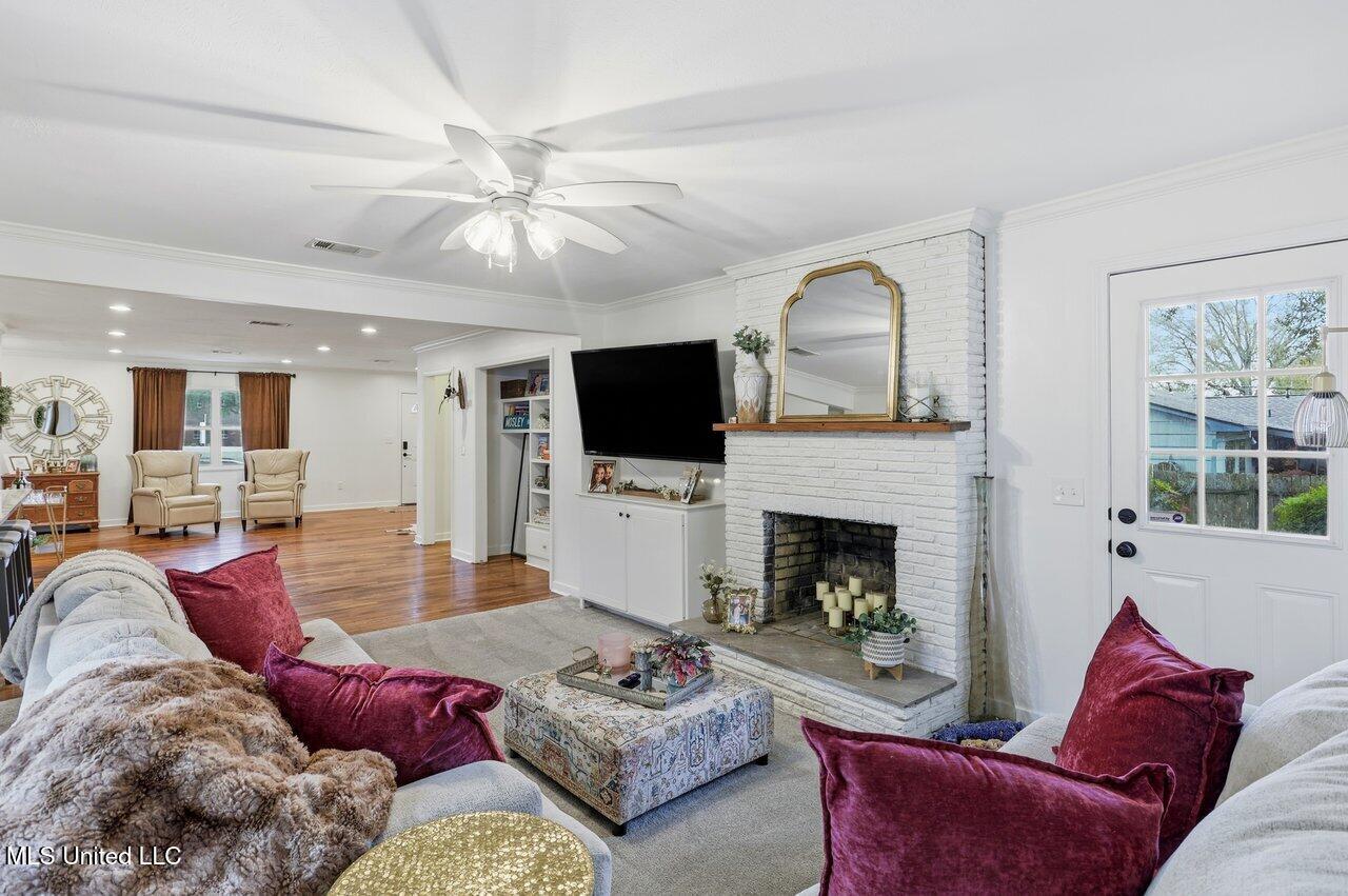 902 E College Street