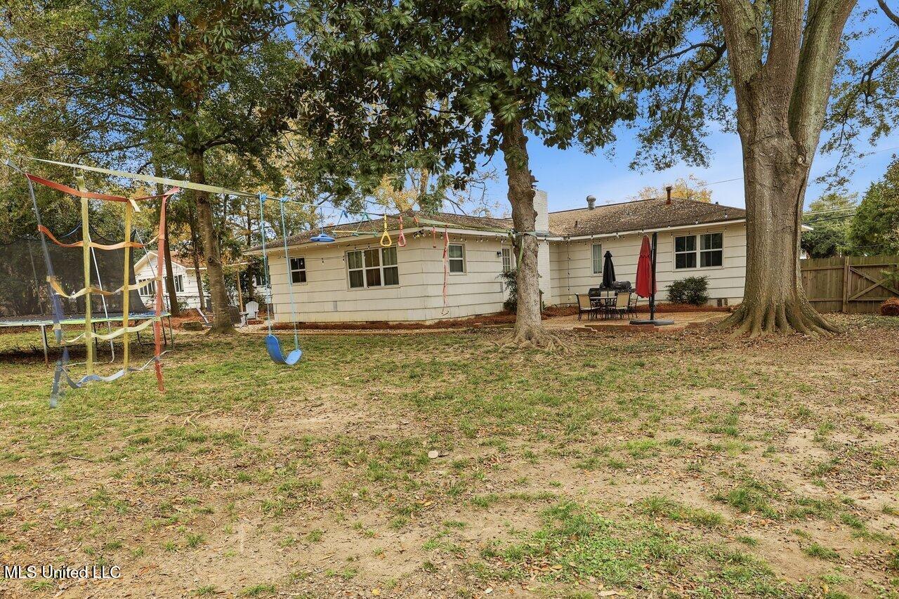 902 E College Street