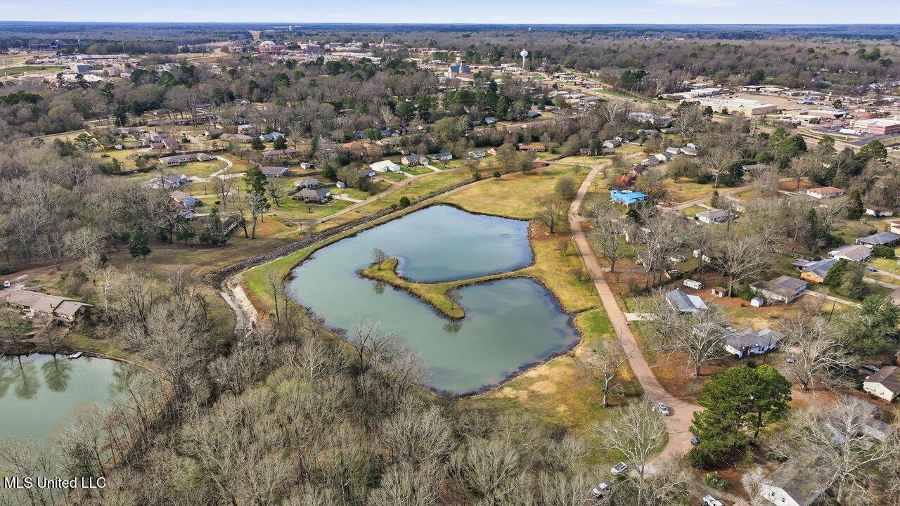 902 E College Street