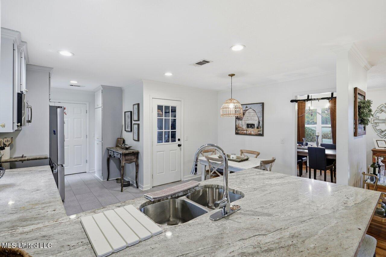 902 E College Street