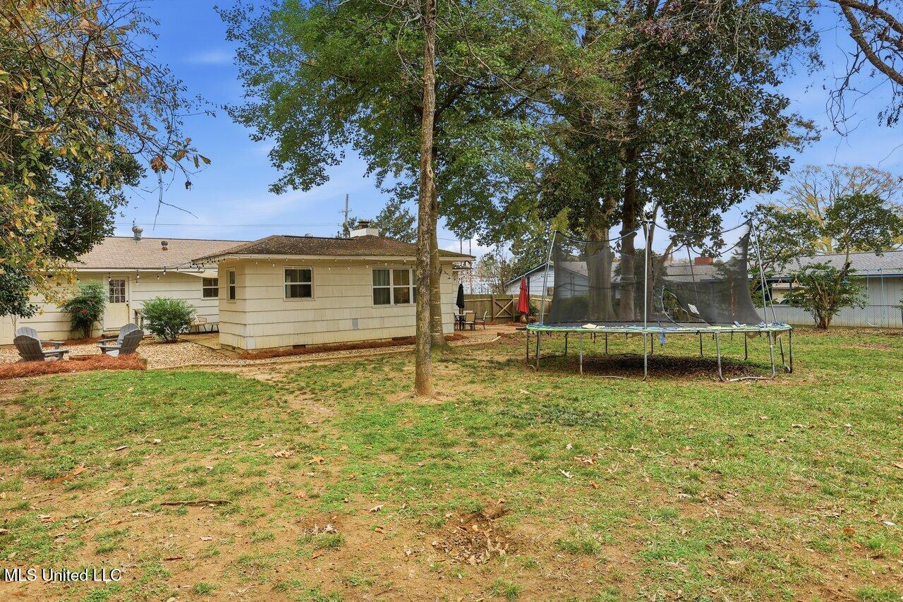 902 E College Street