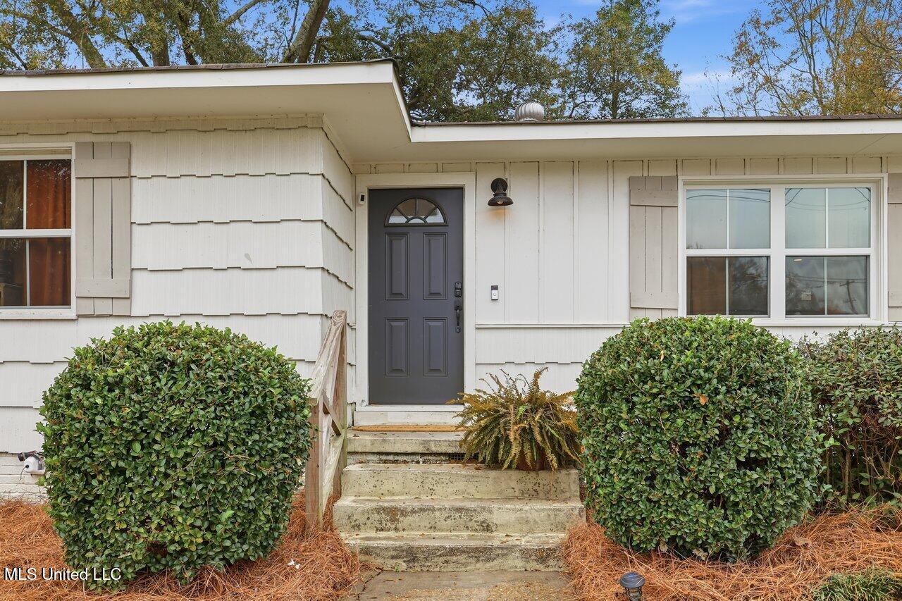 902 E College Street