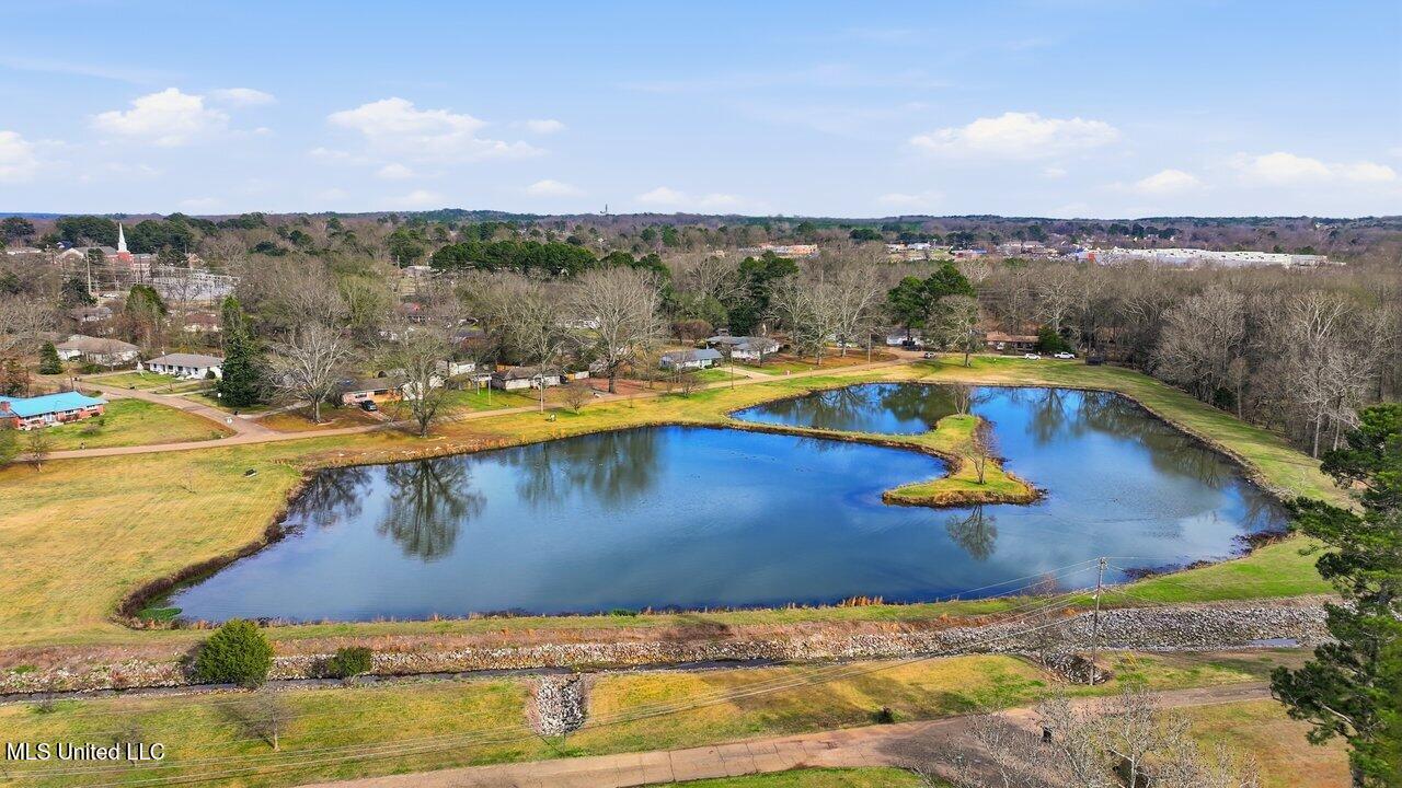 902 E College Street