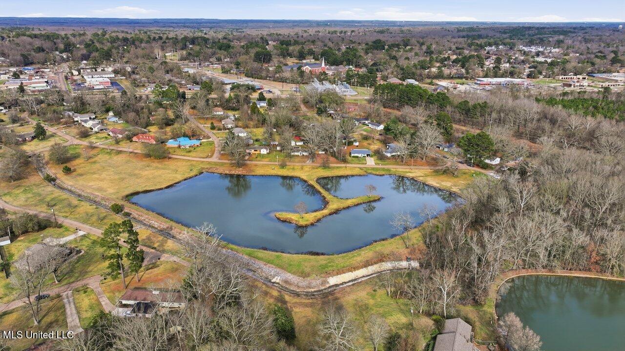 902 E College Street