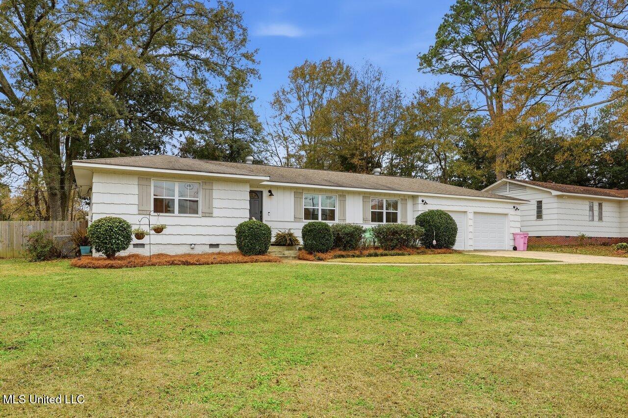 902 E College Street