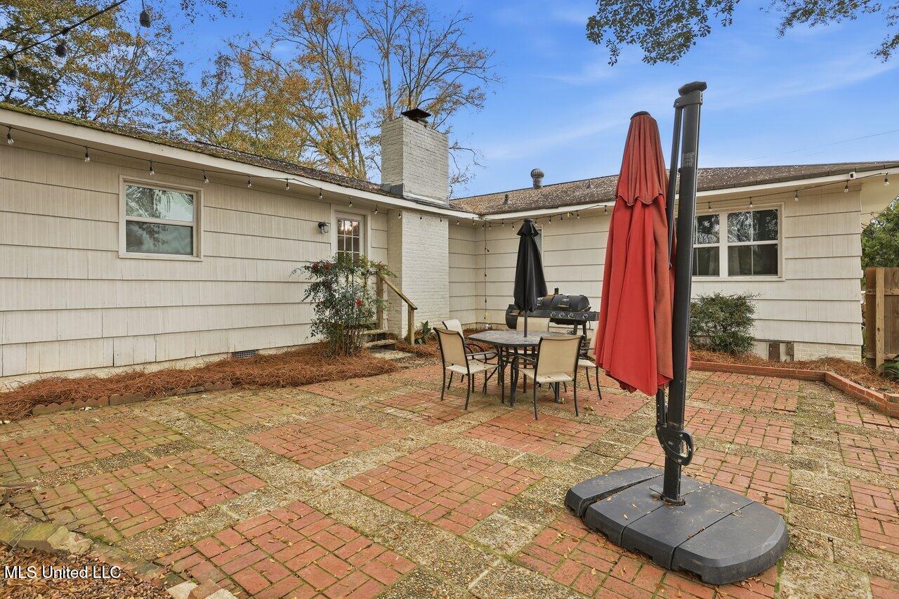 902 E College Street