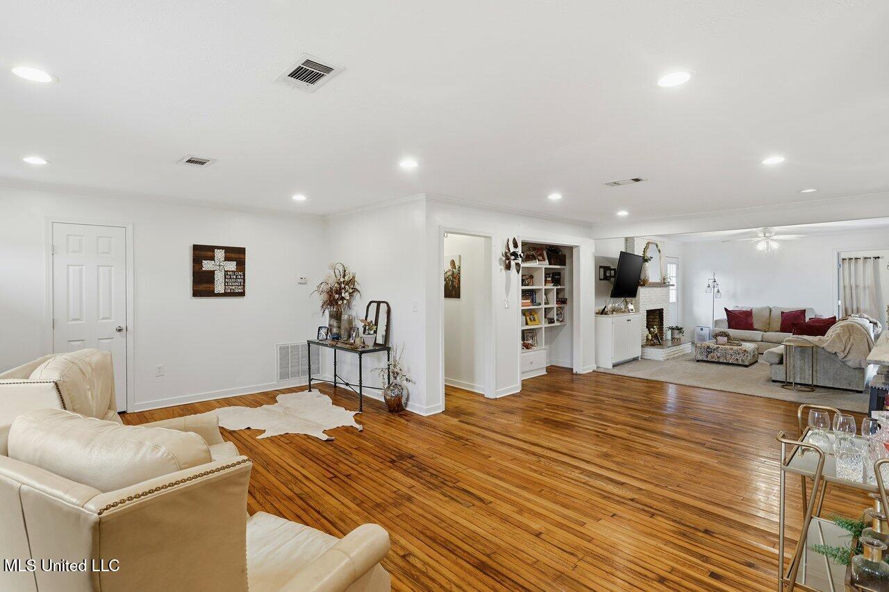 902 E College Street