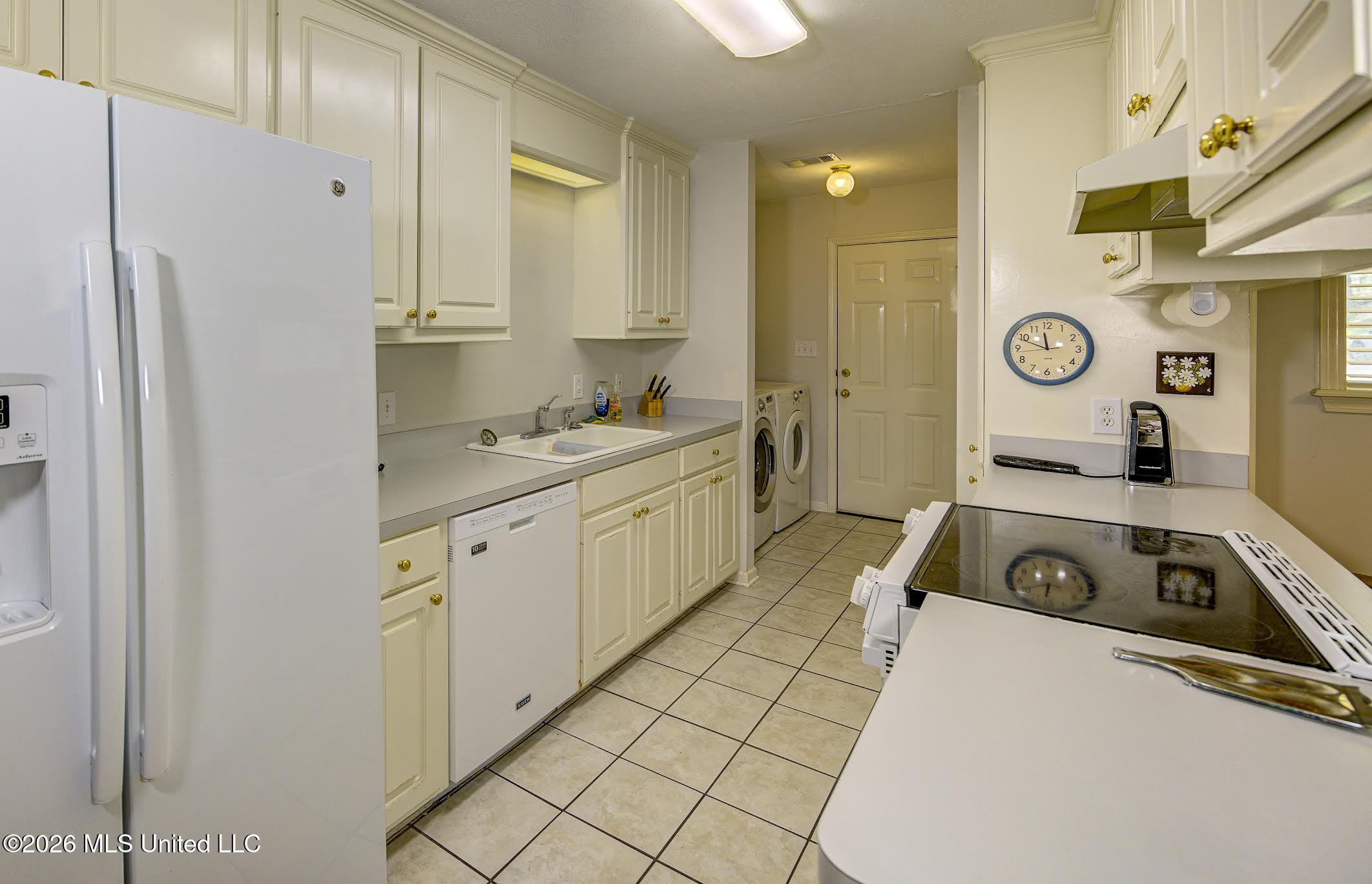 806 Winding Hills Drive