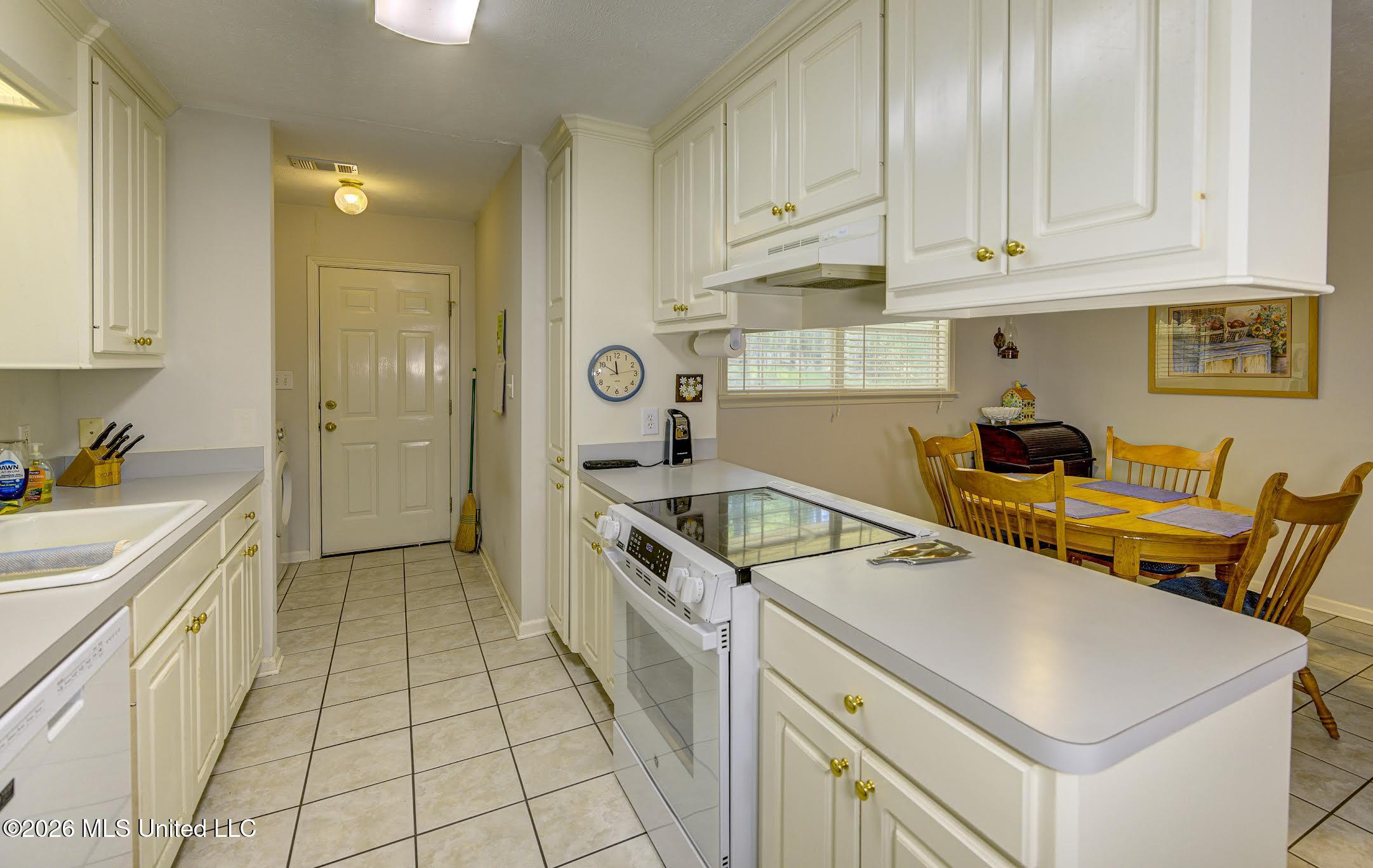 806 Winding Hills Drive