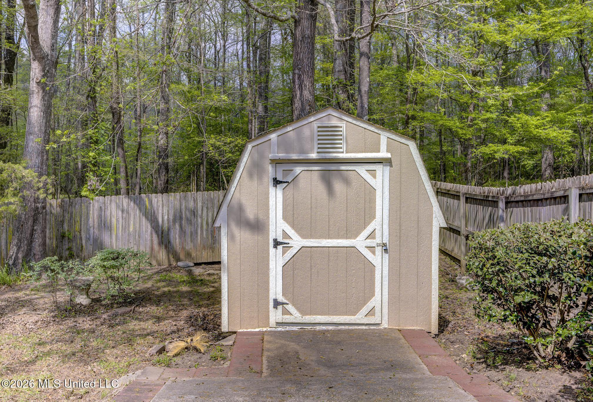 806 Winding Hills Drive