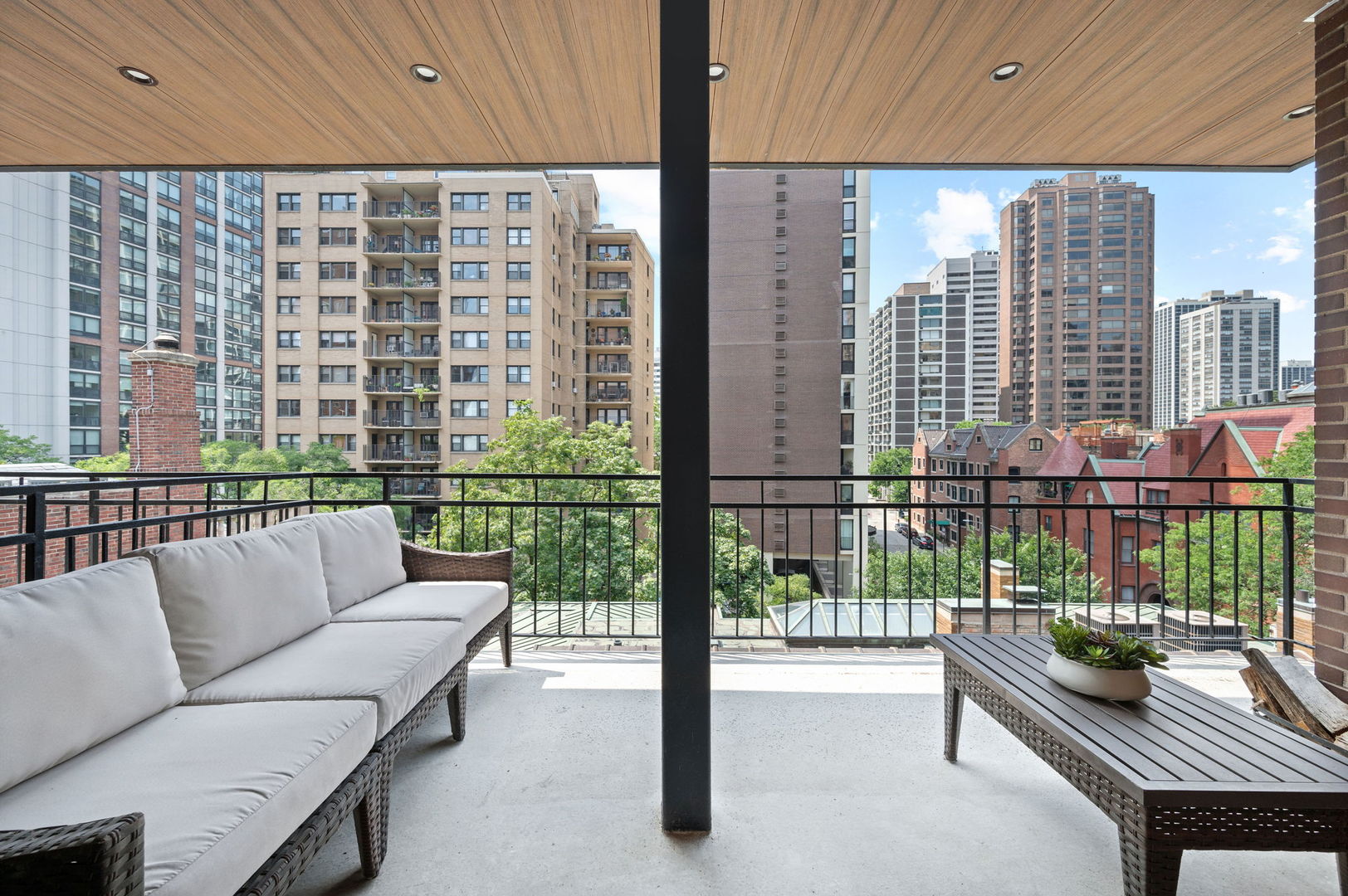 39 E Schiller Street Unit: 4W