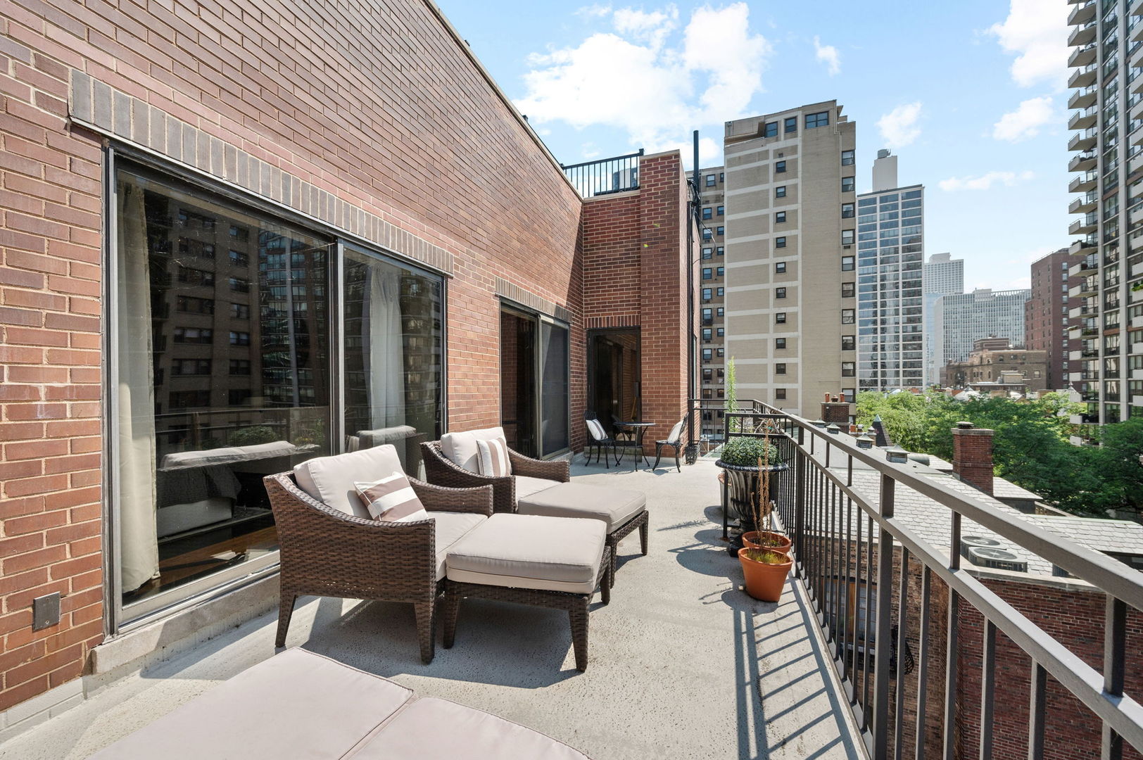 39 E Schiller Street Unit: 4W