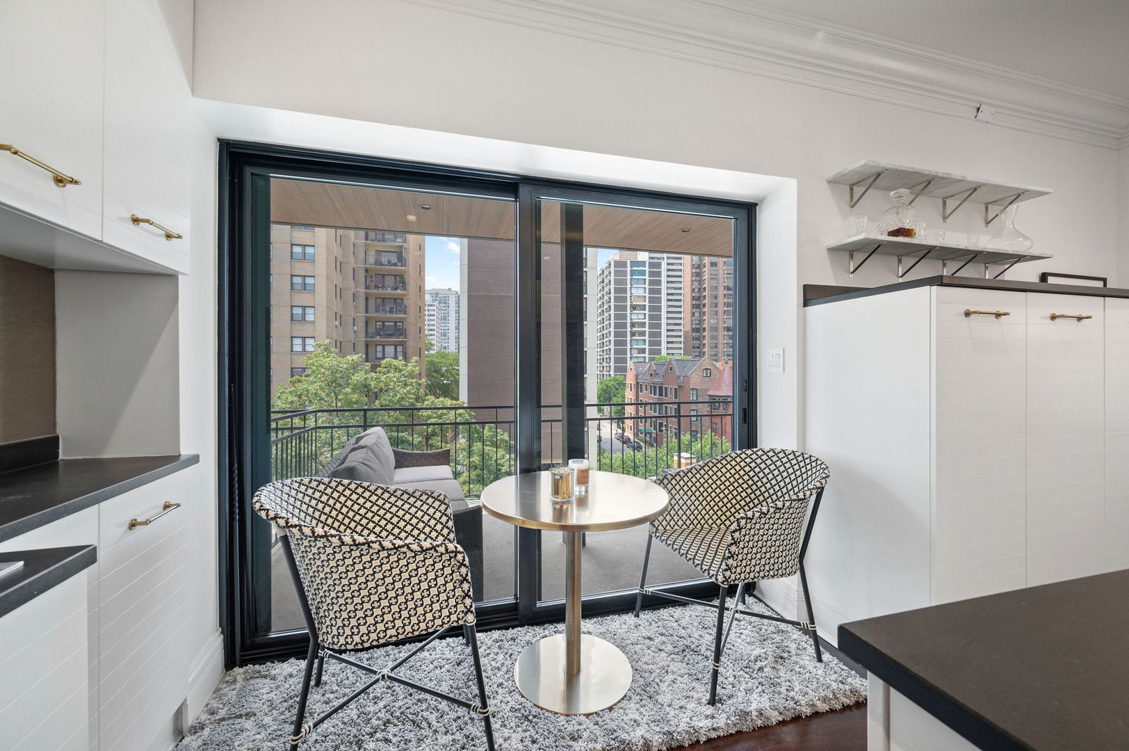 39 E Schiller Street Unit: 4W