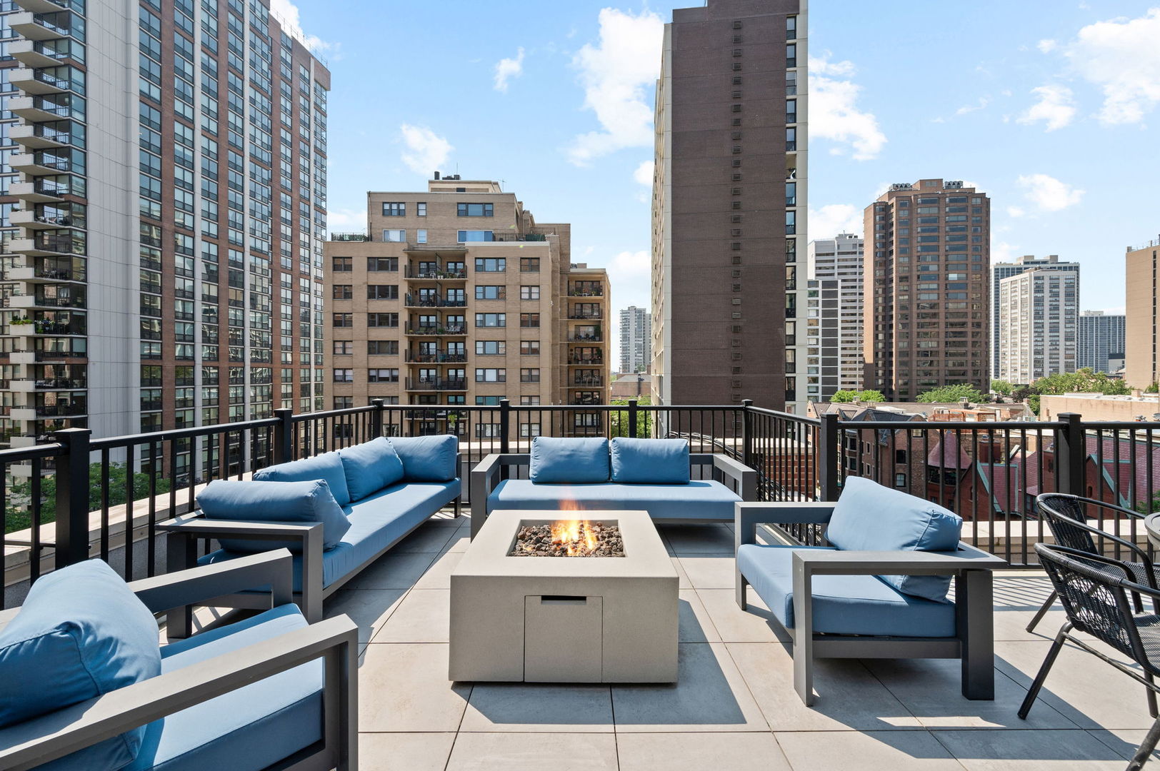 39 E Schiller Street Unit: 4W
