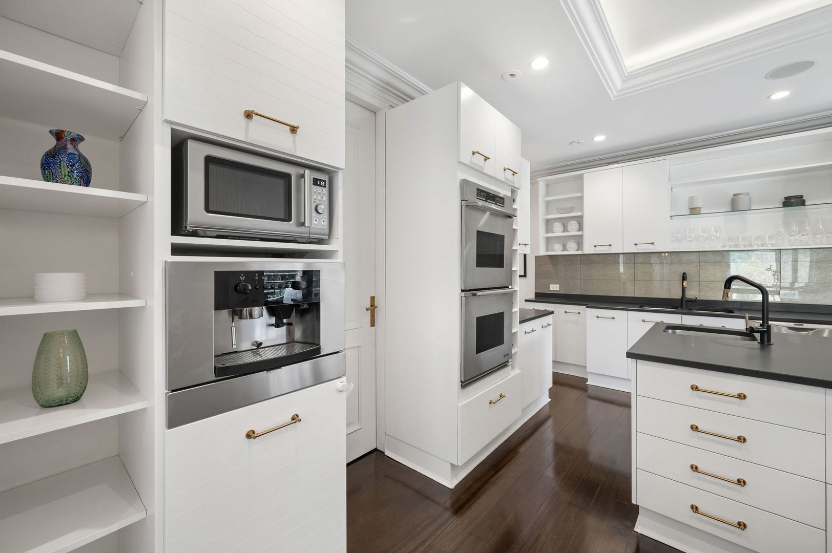 39 E Schiller Street Unit: 4W