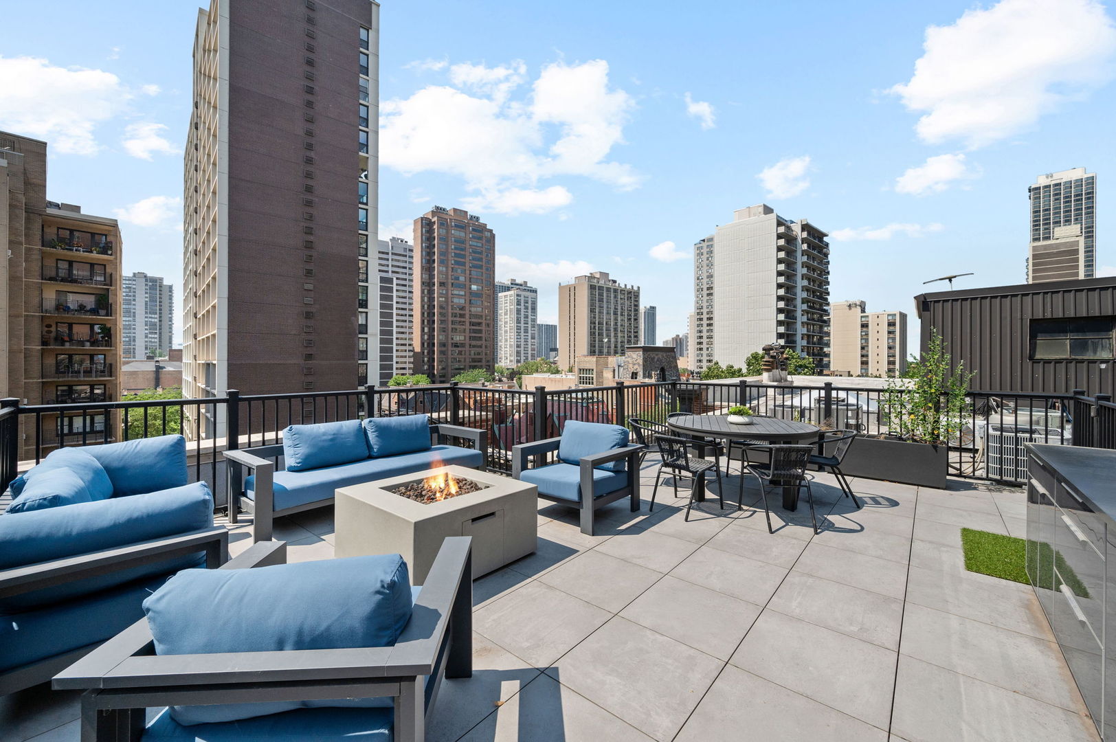 39 E Schiller Street Unit: 4W