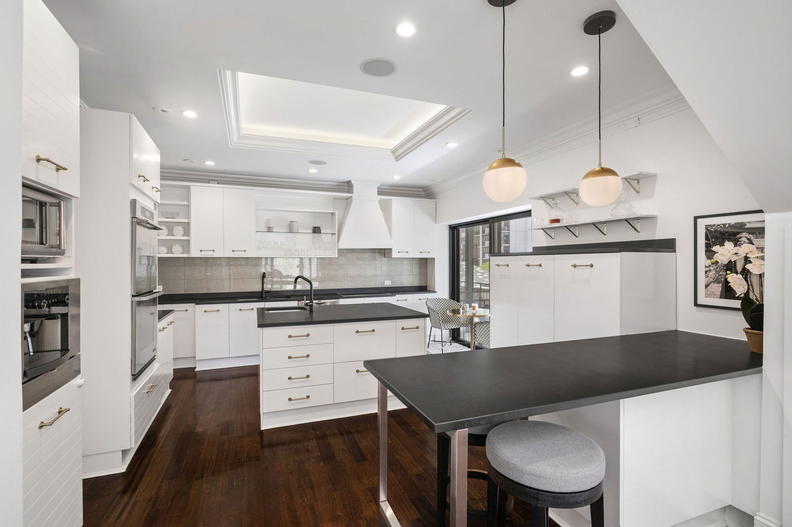 39 E Schiller Street Unit: 4W