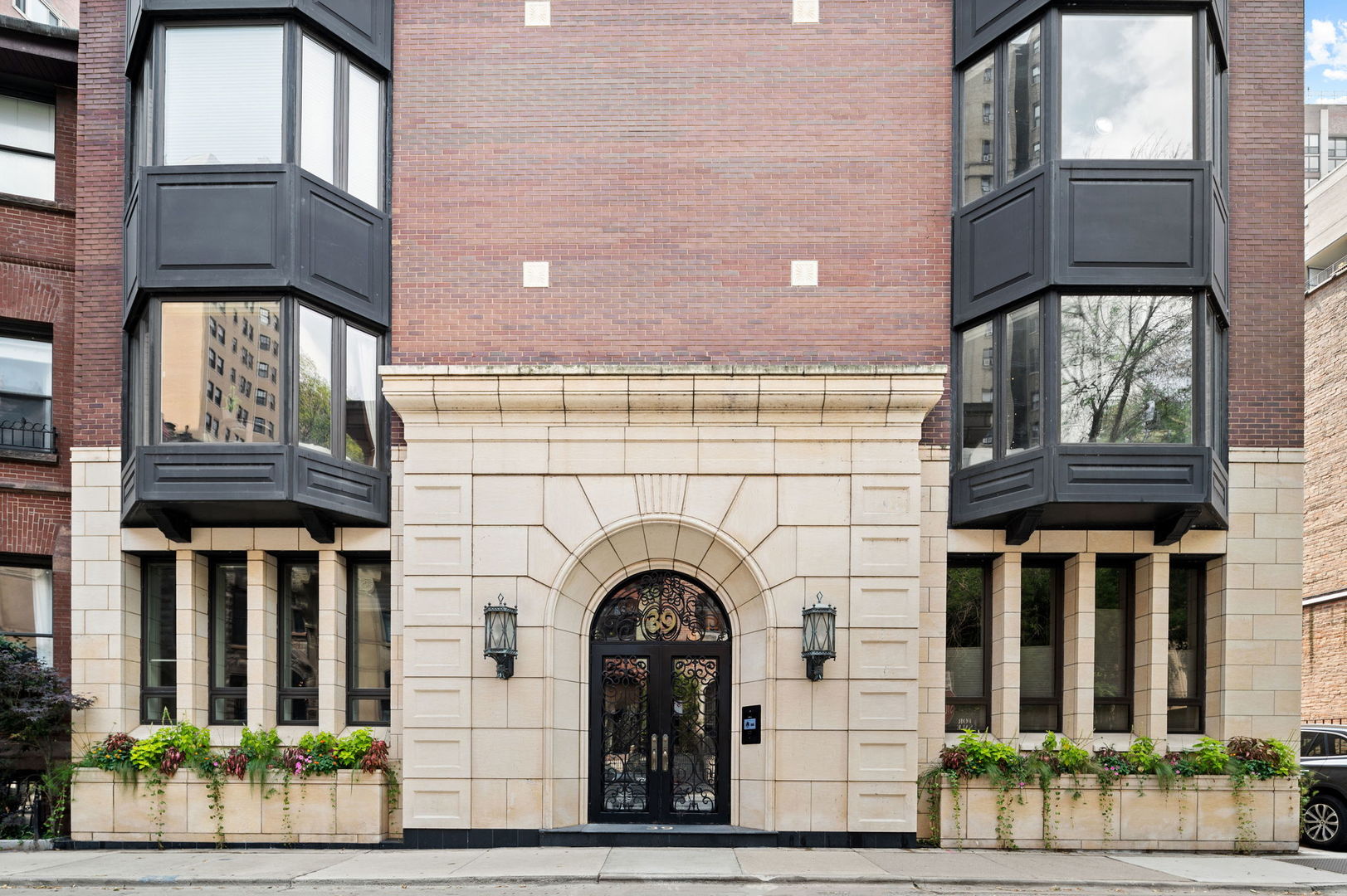 39 E Schiller Street Unit: 4W