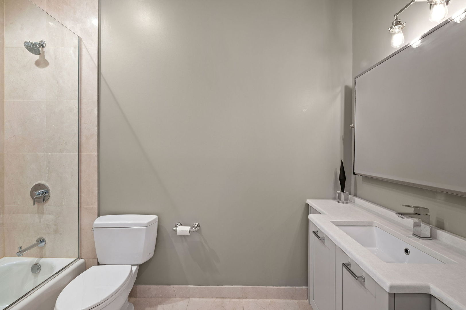 39 E Schiller Street Unit: 4W