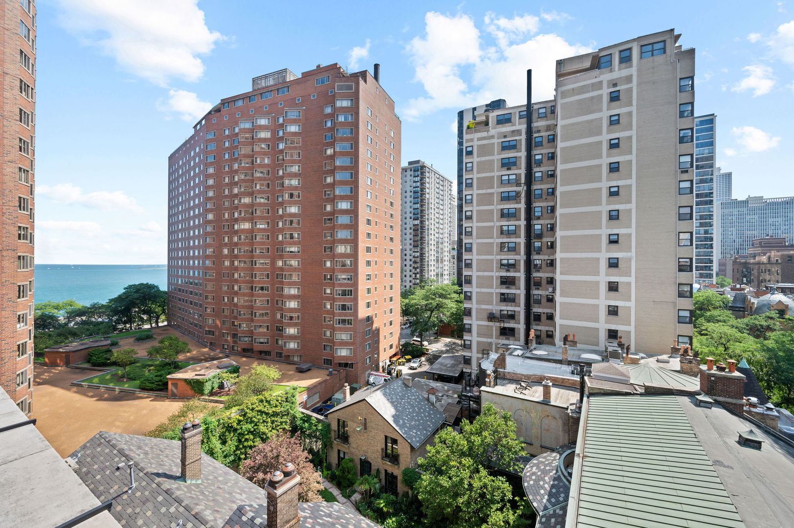 39 E Schiller Street Unit: 4W