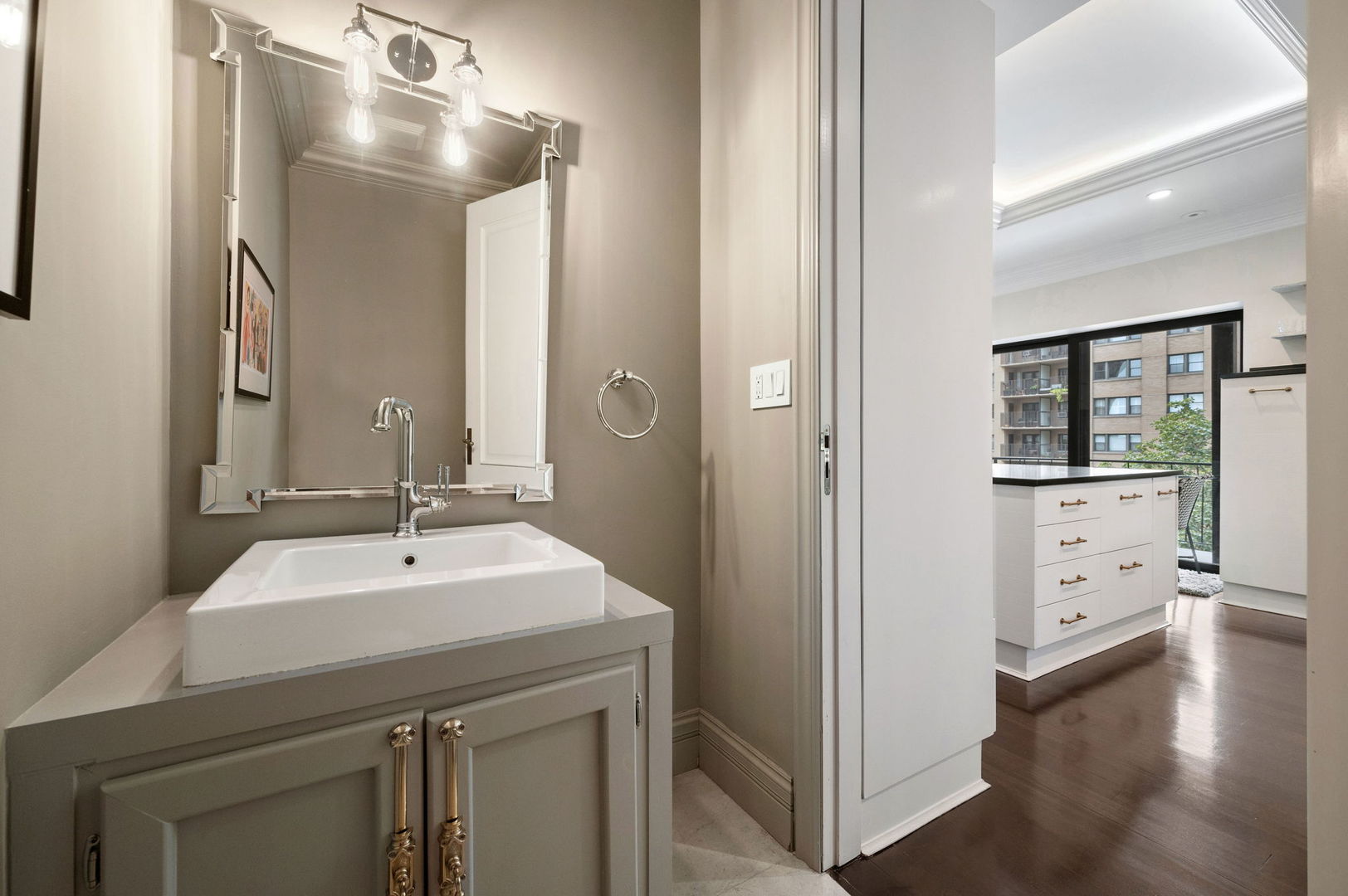 39 E Schiller Street Unit: 4W