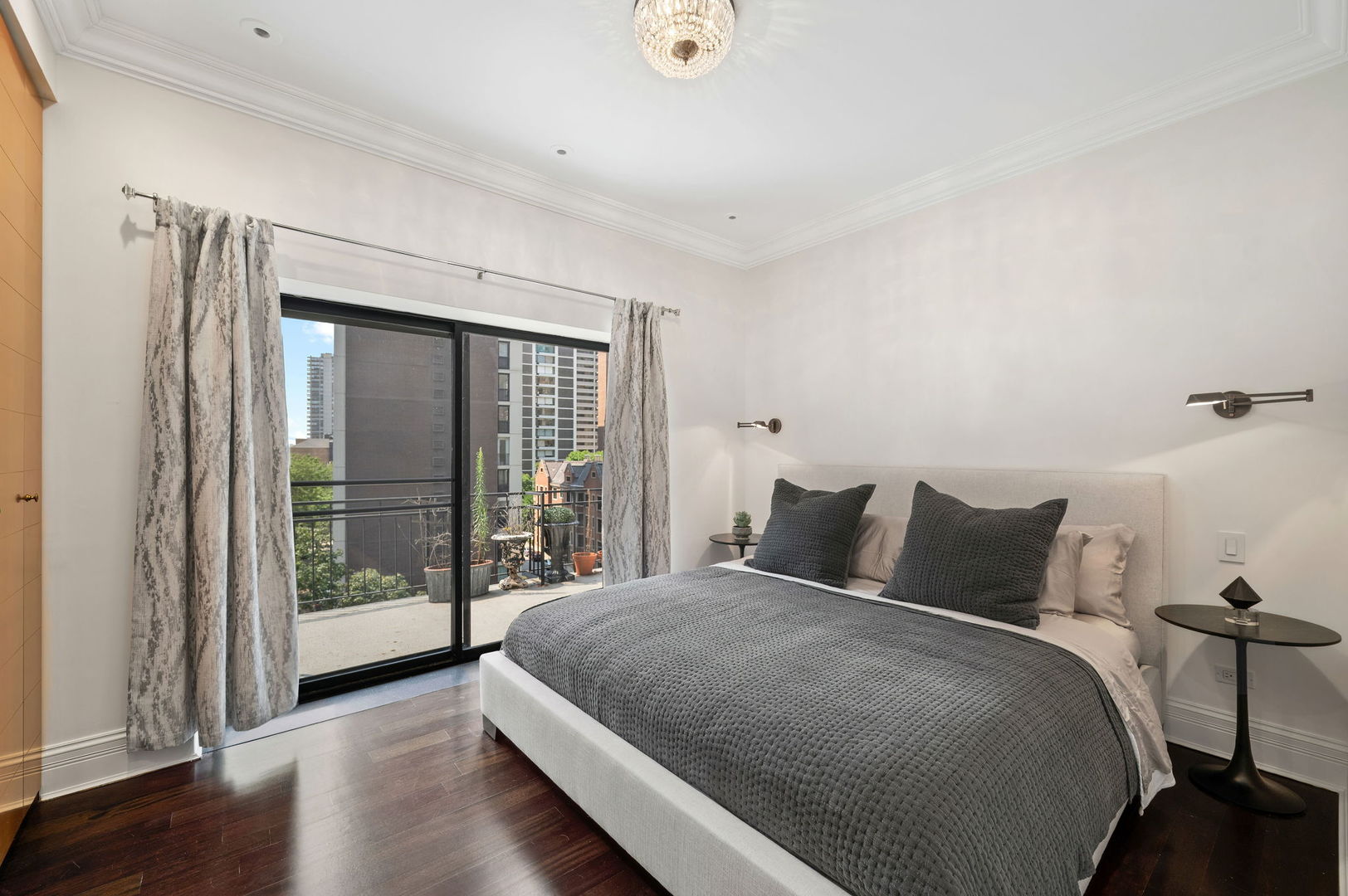 39 E Schiller Street Unit: 4W