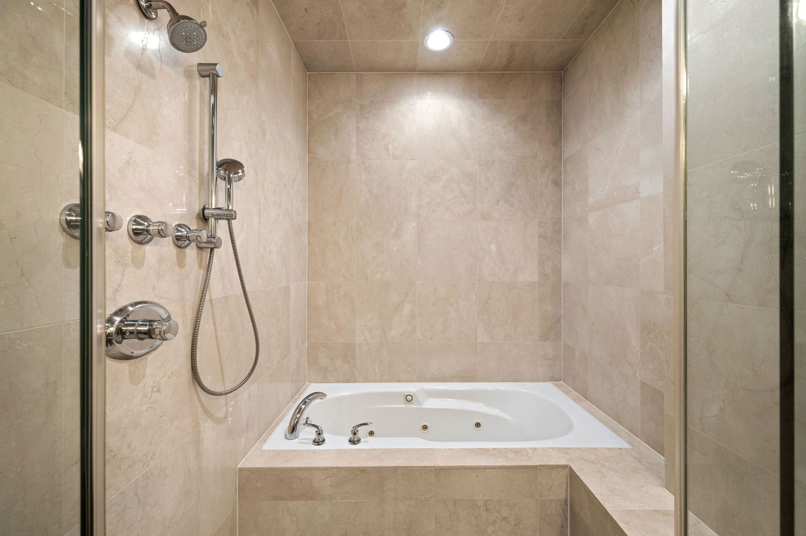 39 E Schiller Street Unit: 4W