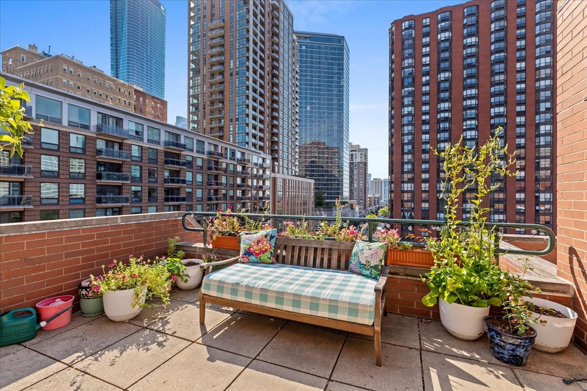 801 S Plymouth Court Unit: 801