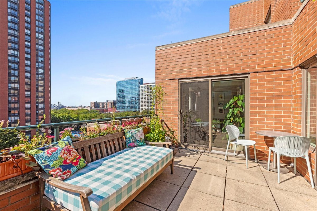 801 S Plymouth Court Unit: 801