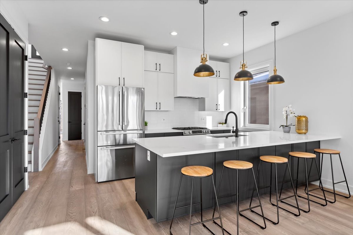 2636 W EVERGREEN Avenue Unit: 3