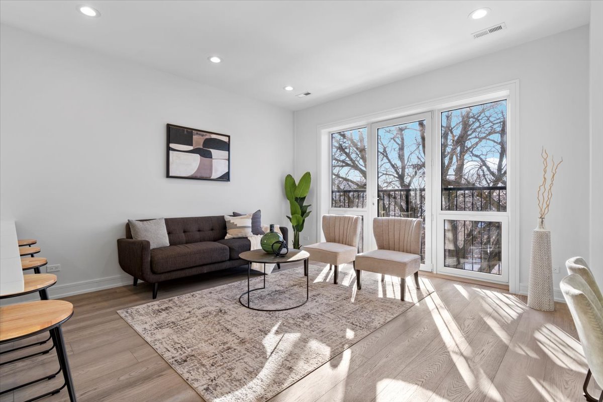 2636 W EVERGREEN Avenue Unit: 3