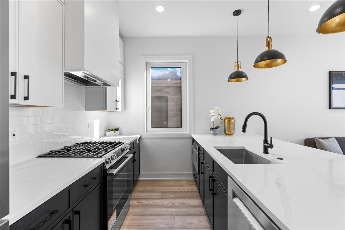 2636 W EVERGREEN Avenue Unit: 3