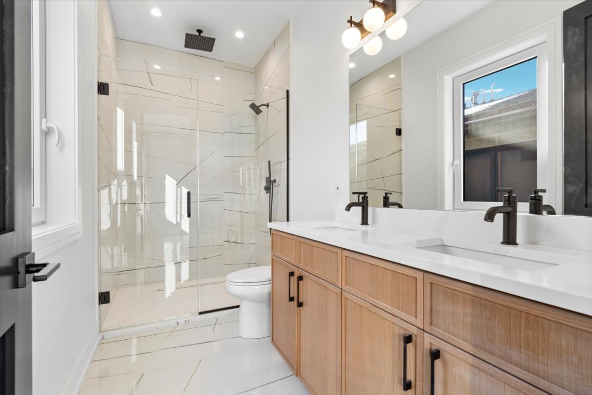 2636 W EVERGREEN Avenue Unit: 3