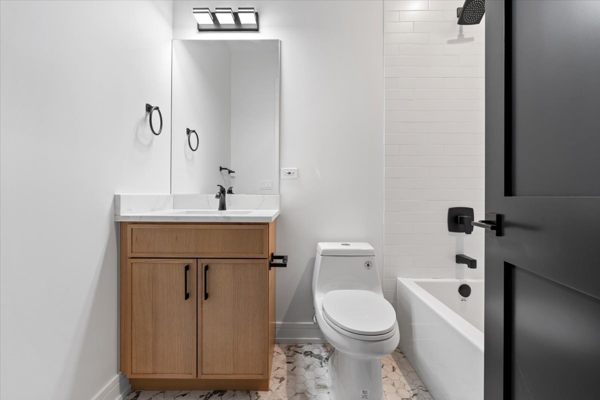 2636 W EVERGREEN Avenue Unit: 3