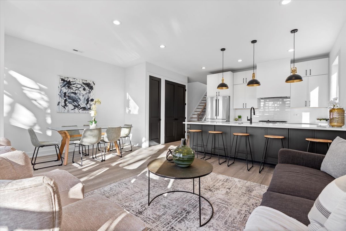 2636 W EVERGREEN Avenue Unit: 3