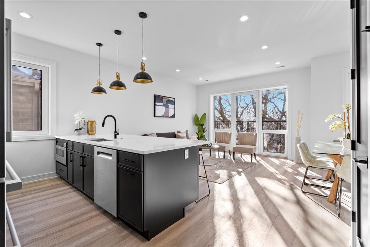 2636 W EVERGREEN Avenue Unit: 3