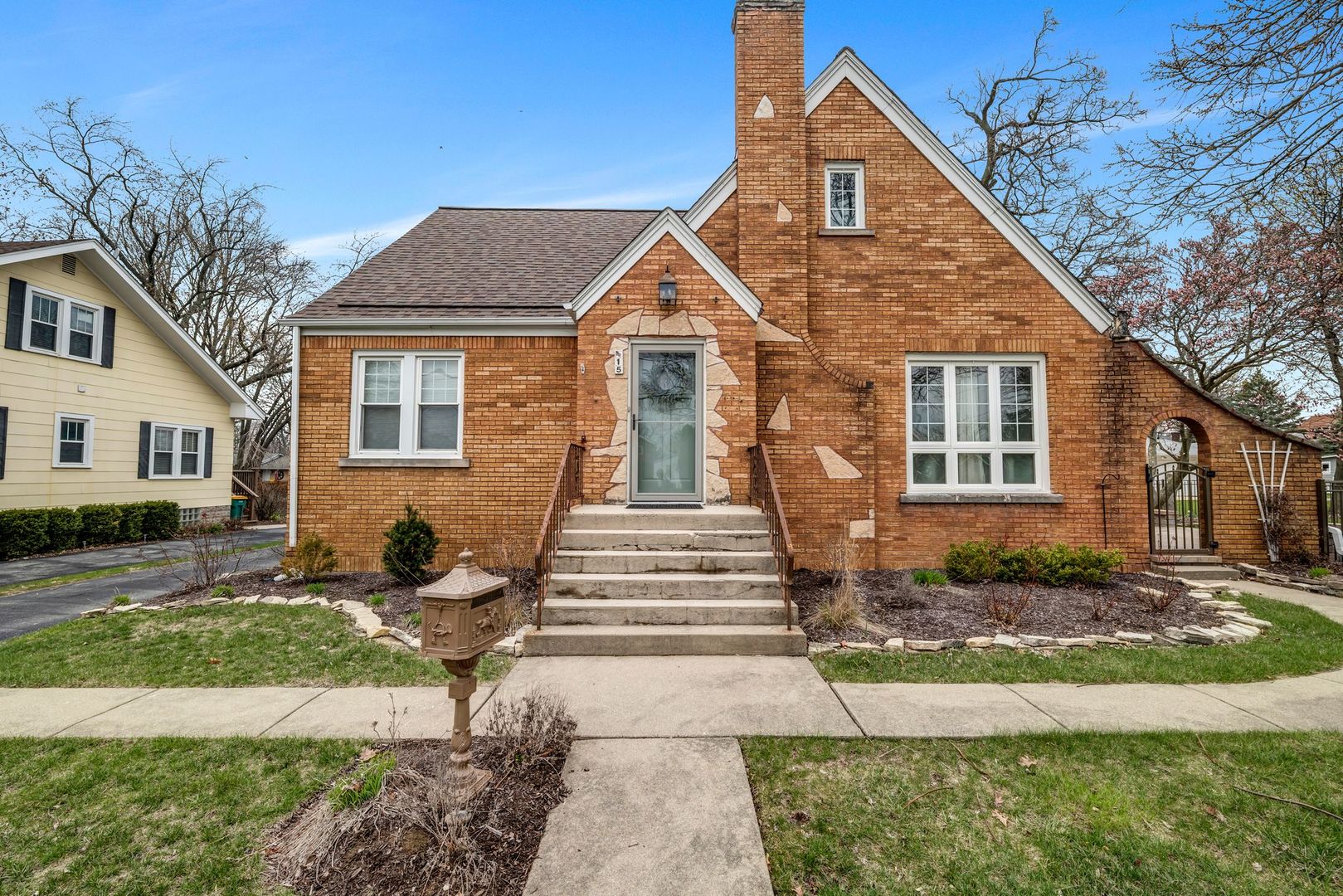 15 E Eureka Drive