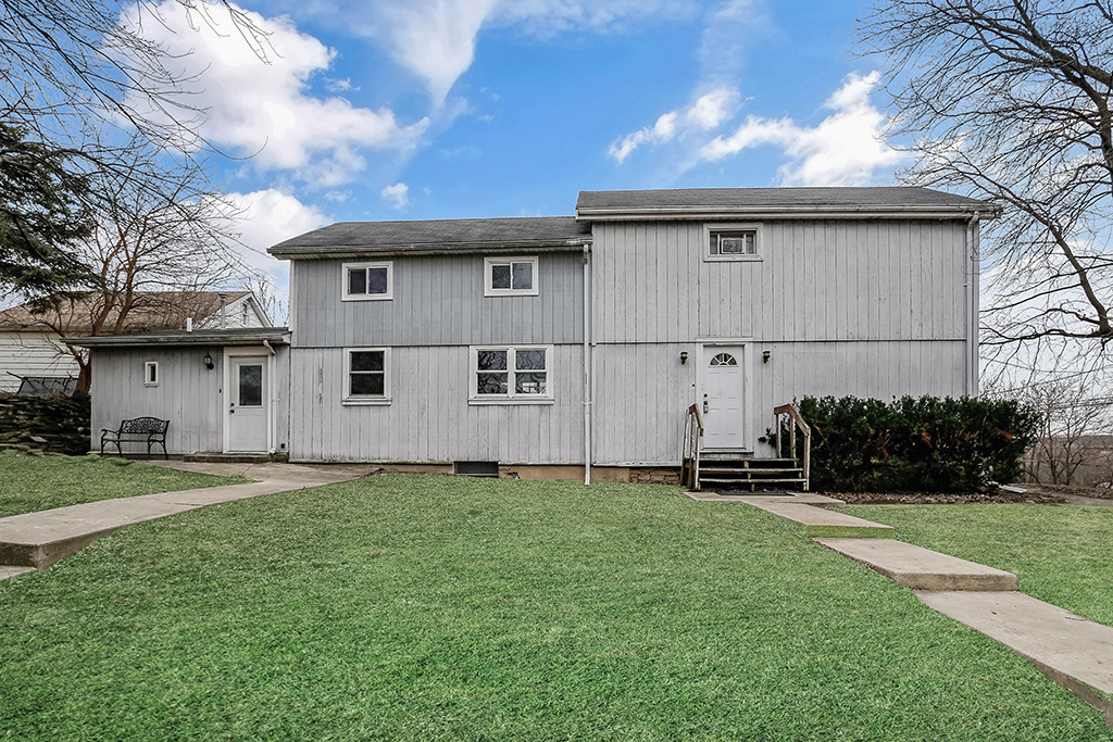 906 E Illinois Street